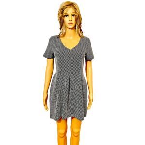 #68 🦋962 🦋 One Love Clothing B&W Geo Print Mini Dress S/M